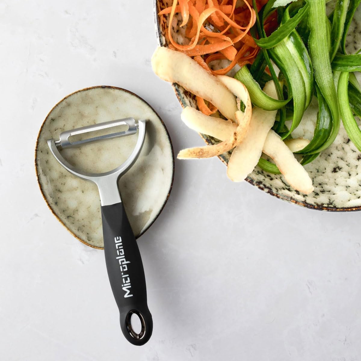Microplane Professional Y-Peeler – Ultra-Sharp Stainless Steel Blade with Ergonomic Grip